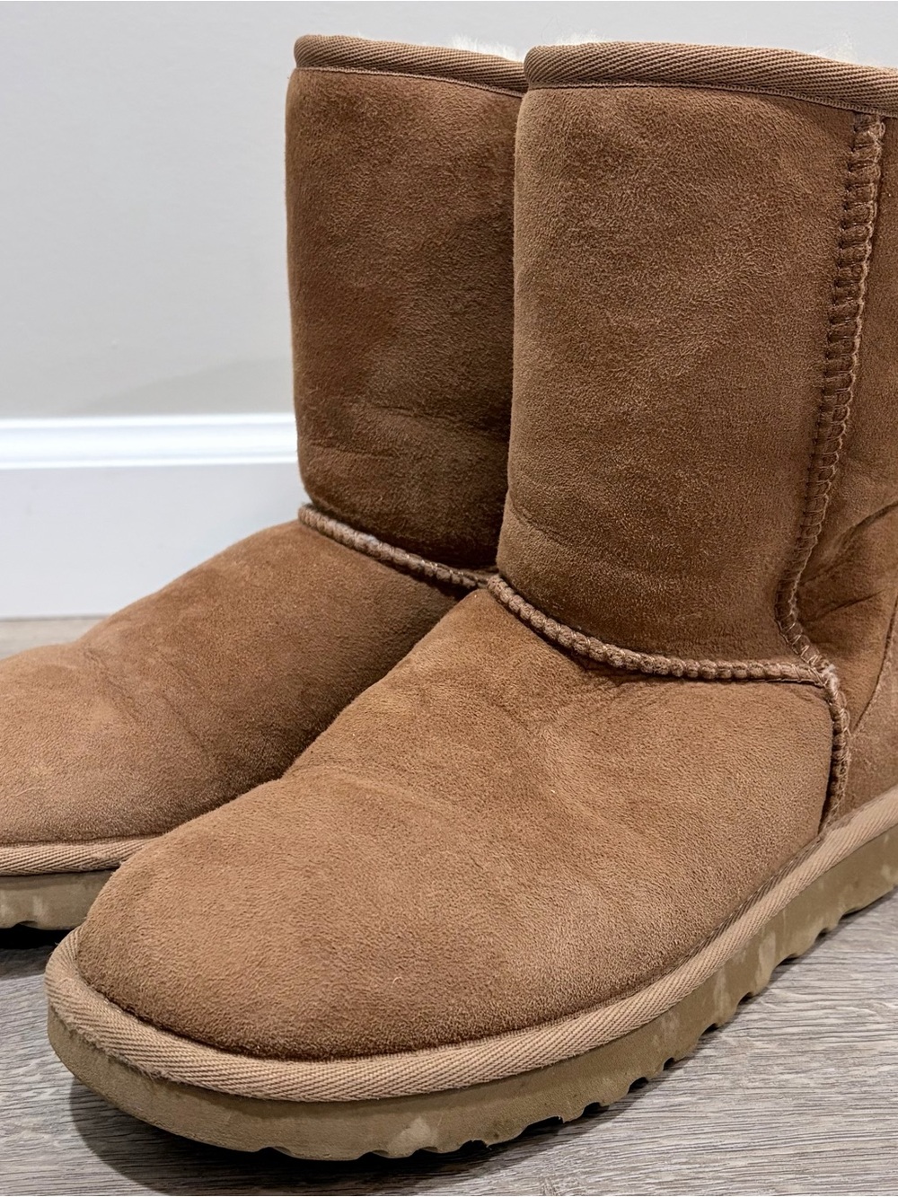 UGG Women's Classic Short Boots - Chestnut Brown Suede